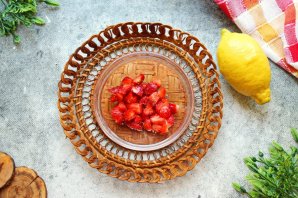 Страчателла с клубникой и томатами Страчателла с клубникой и томатами