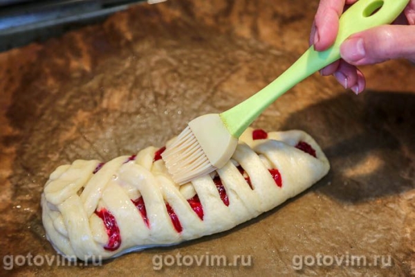 Пирог-плетенка с клюквой