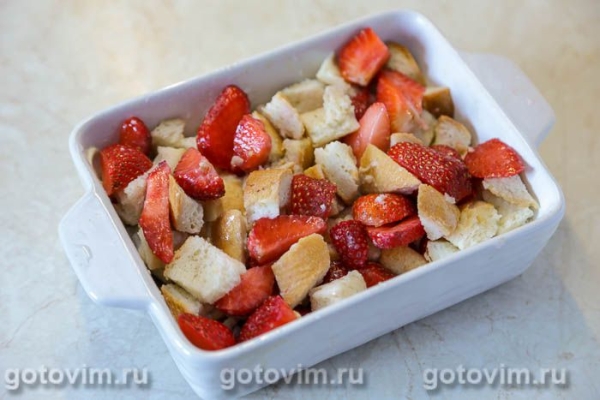 Хлебная запеканка с клубникой и творожным сыром