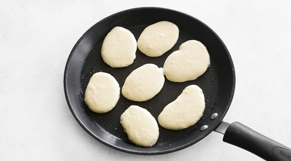 Оладьи на молоке – простой и вкусный рецепт, пошаговый рецепт с фото на 381 ккал Оладьи на молоке – простой и вкусный рецепт, пошаговый рецепт с фото на 381 ккал