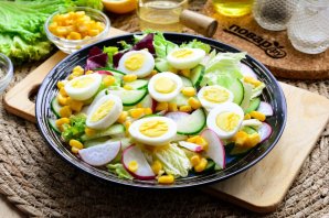 Салат с кукурузой и слабосоленой семгой Салат с кукурузой и слабосоленой семгой