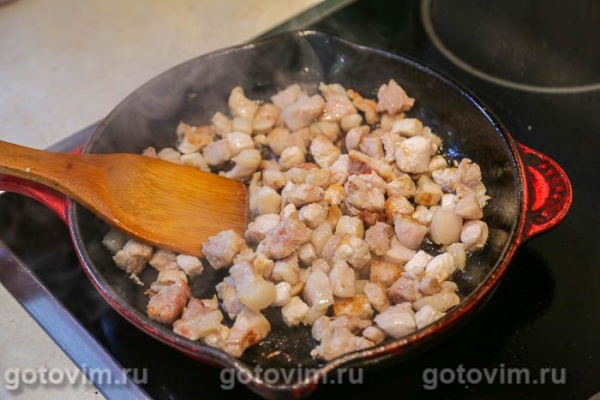 Салат Оливье с жареной свининой