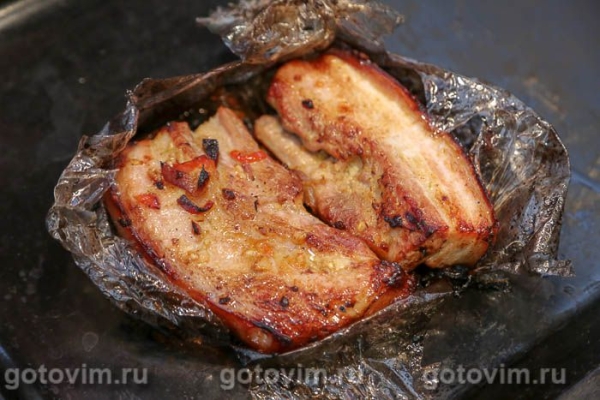 Свиная грудинка, запеченная в маринаде с лимоном и чили
