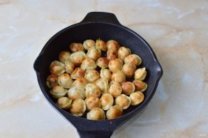 Замороженные пельмени на сковороде жареные Замороженные пельмени на сковороде жареные