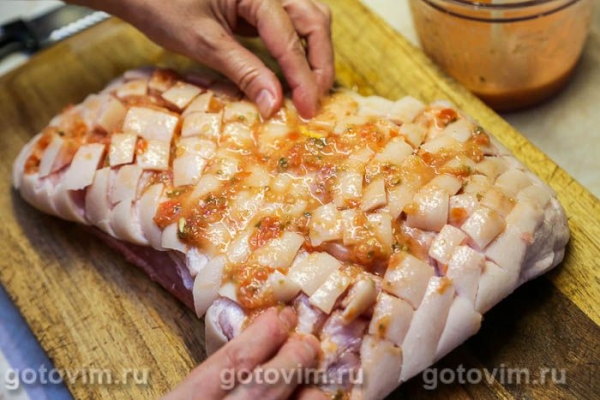 Свинина, запеченная в средиземноморском маринаде из помидоров и каперсов Свинина, запеченная в средиземноморском маринаде из помидоров и каперсов