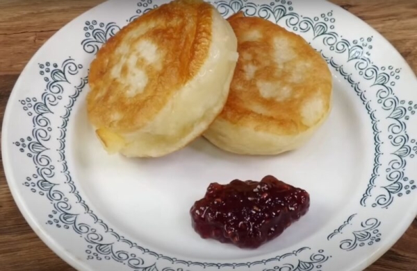 Оладьи с яблоками. Рецепт по ГОСТу для школьных столовых Оладьи с яблоками. Рецепт по ГОСТу для школьных столовых