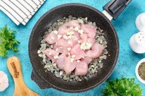 Фарфалле с курицей в сливочном соусе Фарфалле с курицей в сливочном соусе