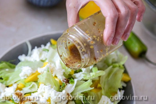 Салат из манго с сельдереем, сыром моцарелла и чили Салат из манго с сельдереем, сыром моцарелла и чили