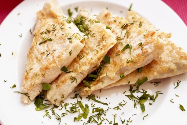 Конвертики из лаваша на сковороде с курицей и сыром за 10 минут Конвертики из лаваша на сковороде с курицей и сыром за 10 минут