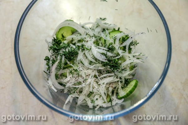 Салат из соленой клубники и огурцов