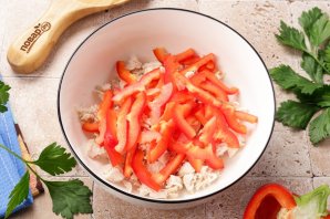 Салат с курицей, перцем и яблоком Салат с курицей, перцем и яблоком