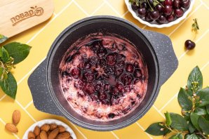 Варенье из вишни с миндалем
