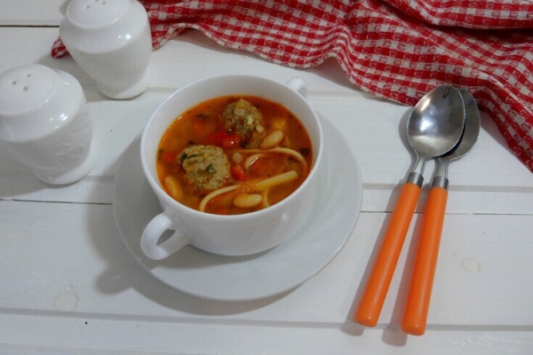 Быстросуп с фрикадельками, белой фасолью и лапшой