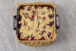 Пирог с клубникой и творогом