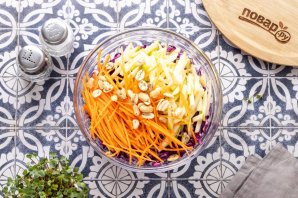 Салат из красной капусты с яблоками и арахисом Салат из красной капусты с яблоками и арахисом