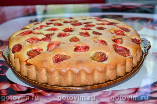 Пирог на кефире с клубникой