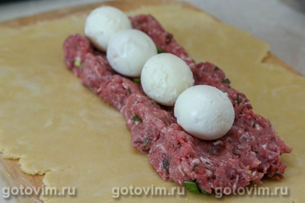 Мясной рулет с яйцом в тесте