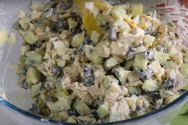 Салат «Фифа». Простой, но такой вкусный: всего 4 ингредиента в составе и 15 минут на готовку Салат «Фифа». Простой, но такой вкусный: всего 4 ингредиента в составе и 15 минут на готовку