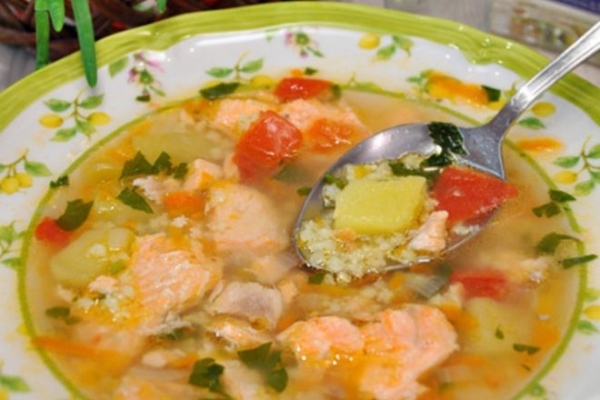 Уха из горбуши с пшеном и картофелем Уха из горбуши с пшеном и картофелем