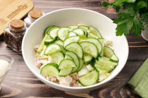Салат с курицей, помидором и огурцом Салат с курицей, помидором и огурцом