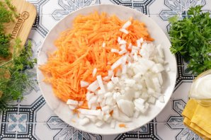 Салат с фасолью, морковью и колбасой