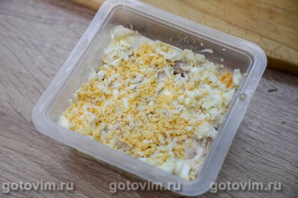 Слоеный салат из копченой скумбрии с картофелем и свежим огурцом