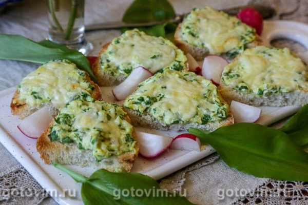 Горячие бутерброды с яйцом, черемшой и сыром