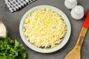 Слоёный салат с тунцом, помидорами, сыром и яйцами Слоёный салат с тунцом, помидорами, сыром и яйцами