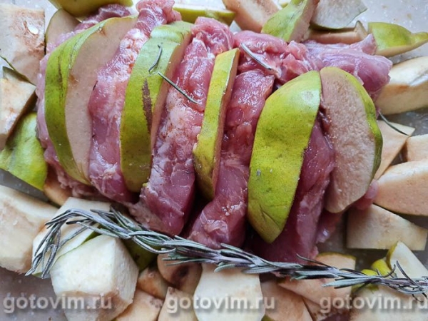 Свиная шея, фаршированная айвой Свиная шея, фаршированная айвой