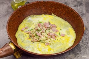 Яичные конвертики с сыром и ветчиной