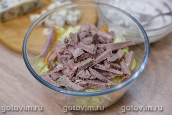 Салат из языка с овощами и сыром с голубой плесенью