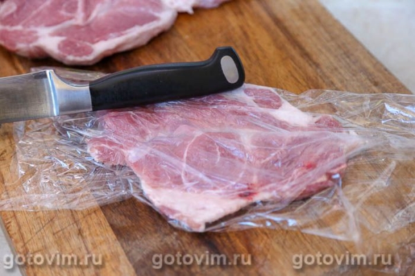 Рулетики из свинины с жареными лисичками в сметане