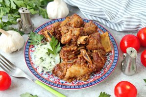 Говяжьи ребрышки в казане с луком Говяжьи ребрышки в казане с луком