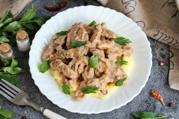 Свиная печень по-строгановски Свиная печень по-строгановски