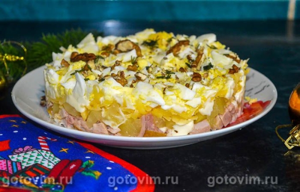 Слоеный салат с копченой курицей, ананасами и грецкими орехами Слоеный салат с копченой курицей, ананасами и грецкими орехами