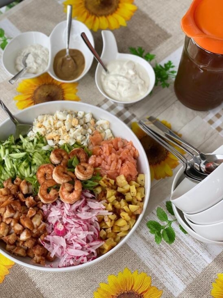 Окрошка “морской бриз” с копченой семгой и креветками