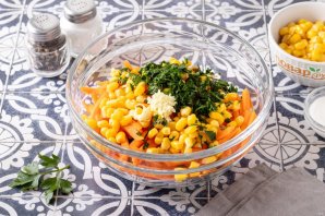 Салат с морковью, огурцом и кукурузой Салат с морковью, огурцом и кукурузой