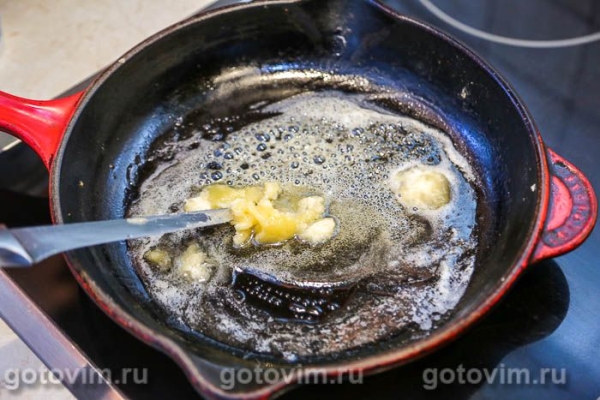 Сырники с изюмом, тушенные с медом и сметаной Сырники с изюмом, тушенные с медом и сметаной