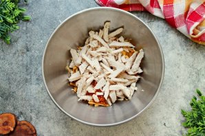 Салат с курицей, омлетом и корейской морковью Салат с курицей, омлетом и корейской морковью