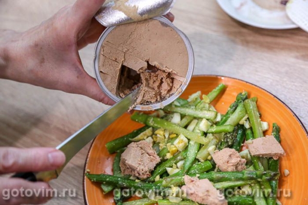 Тёплый салат из спаржи, яиц и паштета