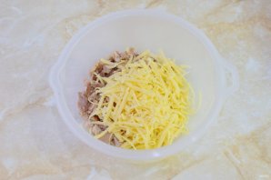 Салат с копченой курицей, ананасом, сыром и кукурузой Салат с копченой курицей, ананасом, сыром и кукурузой