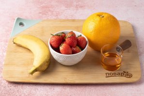 Апельсиновый смузи с клубникой и бананом Апельсиновый смузи с клубникой и бананом