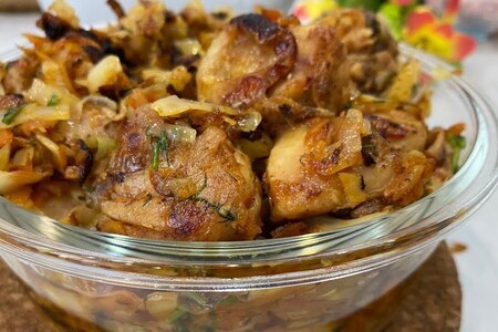 Тушеная капуста с куриными бедрами