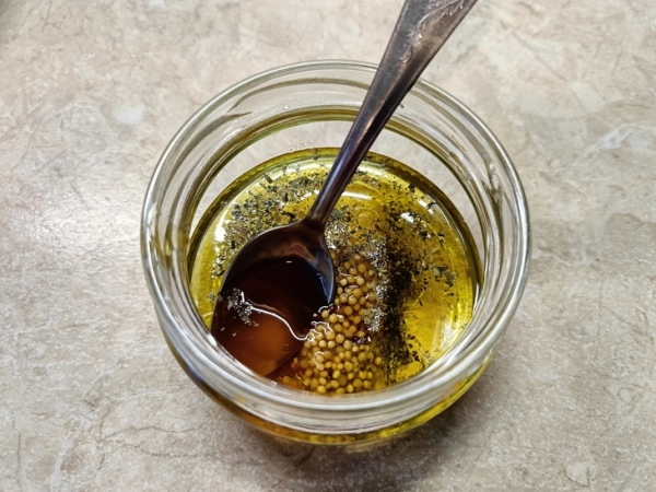 Салат с кальмаром, авокадо и свежими шампиньонами Салат с кальмаром, авокадо и свежими шампиньонами