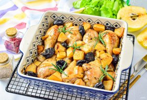 Курица с айвой и черносливом