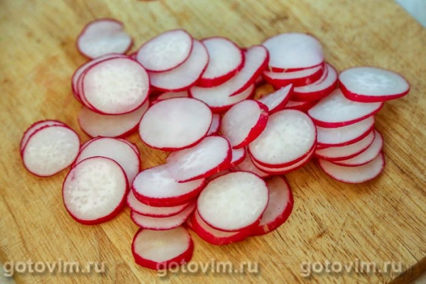 Салат с черемшой, овощами и творогом