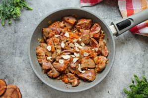 Куриная печень с луком и морковью Куриная печень с луком и морковью