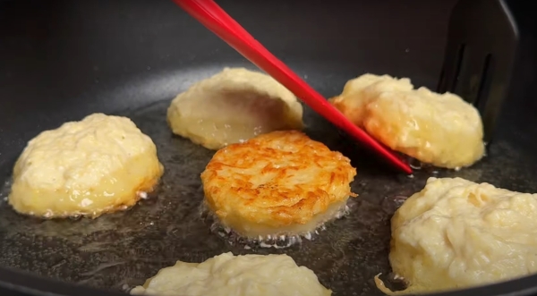 Так готовили наши бабушки. Картофельные оладьи: просто и вкусно Так готовили наши бабушки. Картофельные оладьи: просто и вкусно