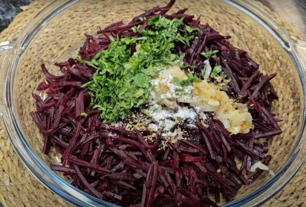 Салат за 5 минут из банальной свеклы. Отличная закуска для обеда и ужина Салат за 5 минут из банальной свеклы. Отличная закуска для обеда и ужина