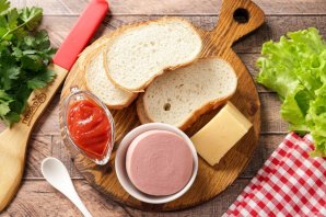 Бутерброды с колбасой и сыром Бутерброды с колбасой и сыром
